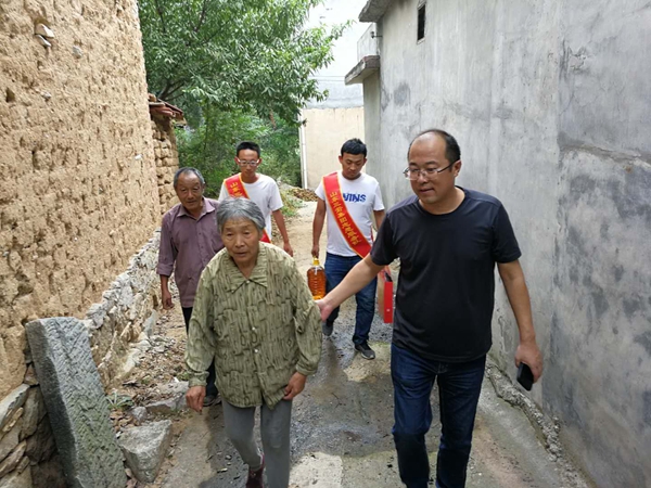 1603099241763272.jpg 第一書(shū)記王英武(右).jpg