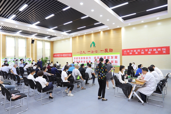 黨建引領(lǐng)聚合力,結(jié)對共建促發(fā)展 為民服務(wù)辦實事,惠民義診暖民心——山東中醫(yī)藥大學附屬醫(yī)院門診管理服務(wù)黨支部和管理公司機關(guān)黨支部舉行黨建共建協(xié)議簽約儀式